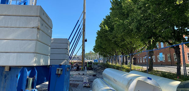 Bottenplatta och betongvägar har kommit på plats i bygget av nya simhallen i Dalénum.