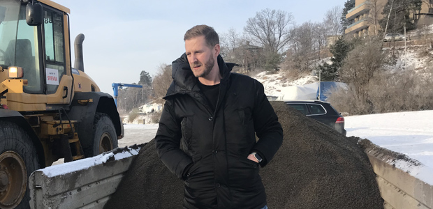 En man vid en snömaskin.