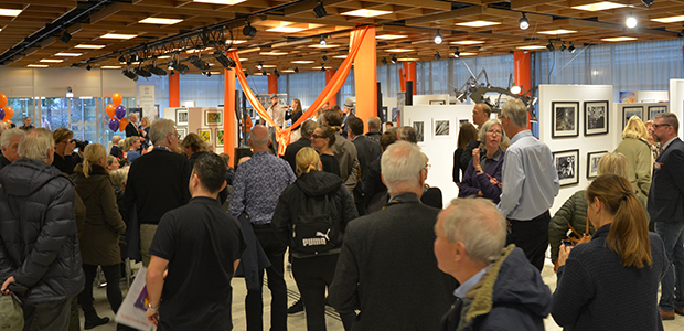 Folksamling i stadshusets entréhall.