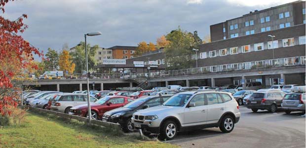 Parkeringsplats med Högsätrahuset i bakgrunden