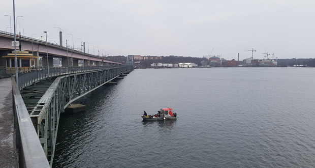 Bild på en liten båt vid lilla lidingöbron