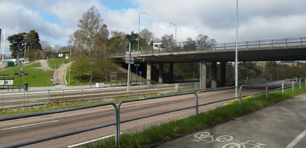 Karta med markerad röd linje längs en väg