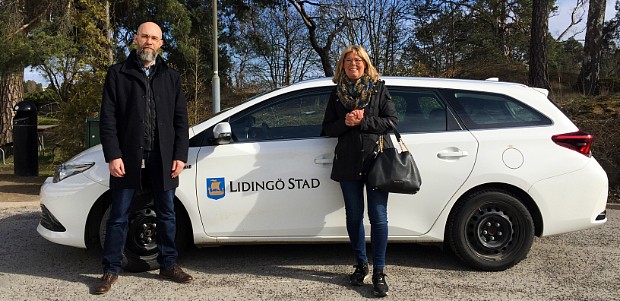 Christopher Oxelstål och Katarina Palmstierna framför en av Lidingö stads bilar.