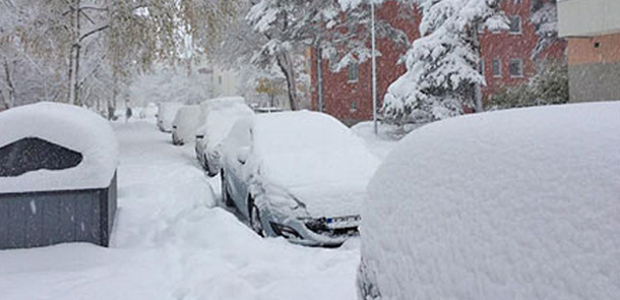 Insnöade bilar i bostadskvarter.