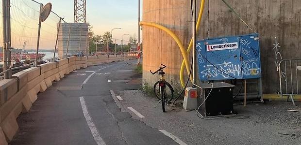 Gång- och cykelbana, bropelare, cykel och pump.