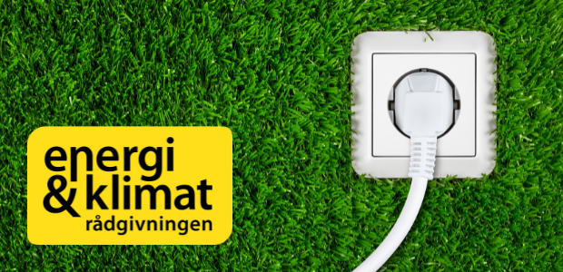 Energi och klimatrådgivningens logga på grönt gräs bredvid elkontakt.