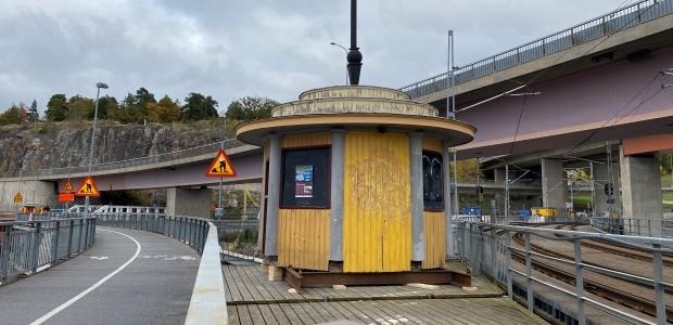 Liten gul rund kur på en bro.