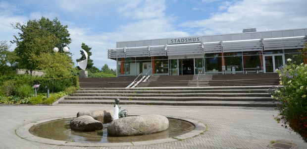 Stadshusentrén med fontän i förgrunden