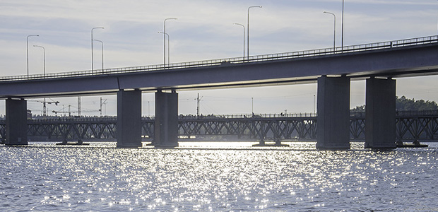 Lidingöbron i sol.