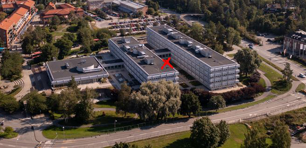 Stadshuset sett från Södra kungsvägen. Öppna förskolans ingång markerad på den mellersta huskroppen, sidan mot Lejonvägen.