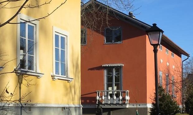 En gul och en tegelröd byggnad, bostadshus.