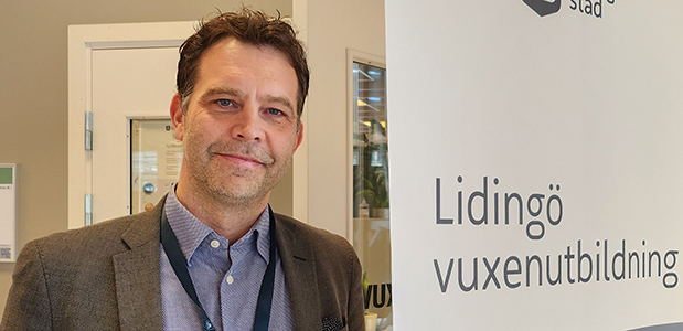 mansporträtt bredvid skylt vuxenutbildningen
