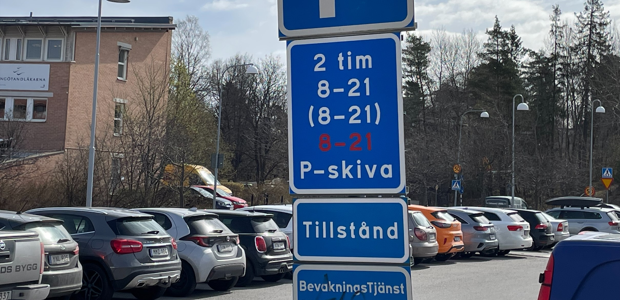 Bild på blå skylt med vita bokstäver vid Stadshusparkeringen.