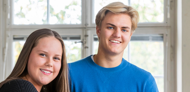 Två elever framför ett fönster.
