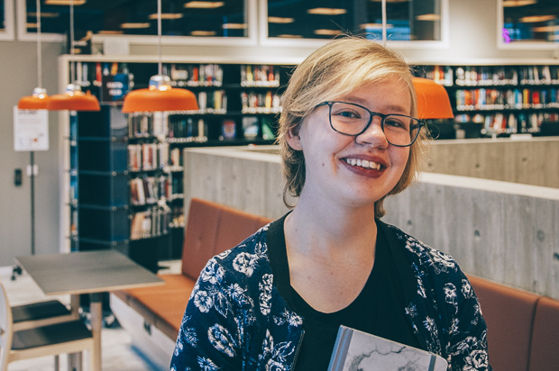 Emma-Karin Rehnman med sin anteckningsbok.
