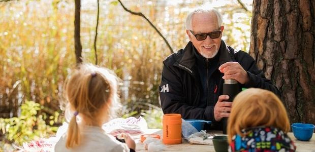 Morfar med två barnbarn har picknick vid Bäverhyddan