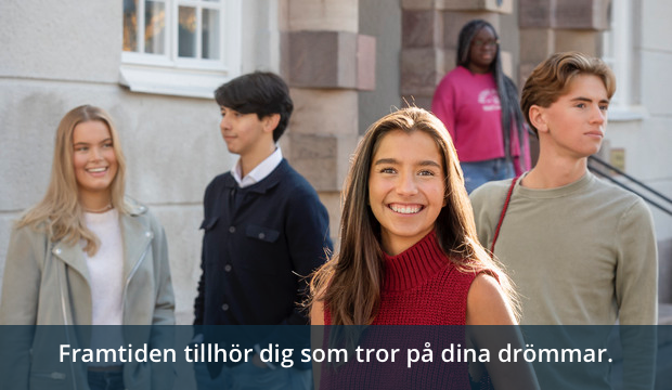 Tre studenter i korridor. Text: Framtiden tillhör dig som tror på dina drömmar