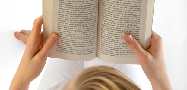 Uppslagen bok.