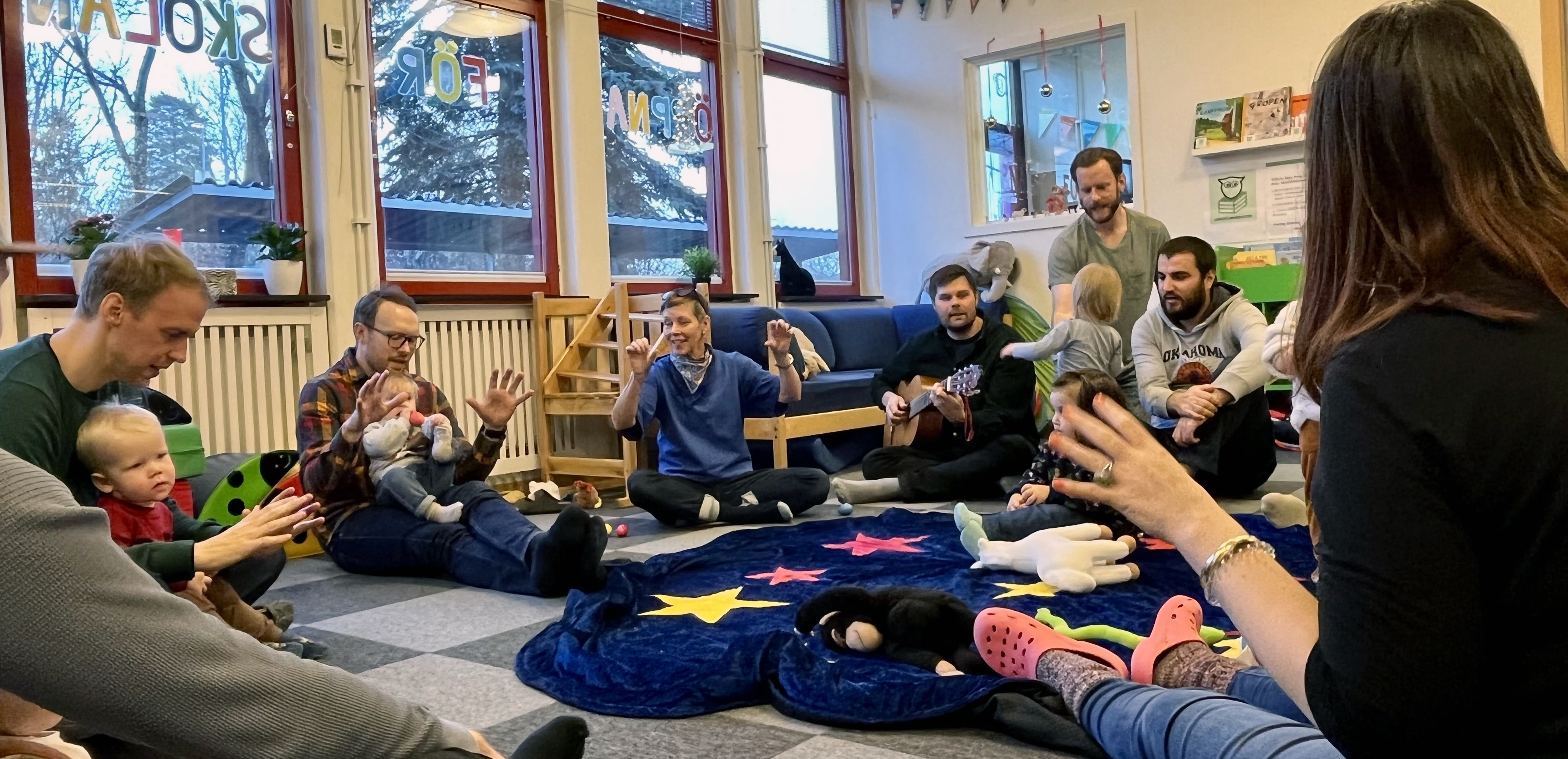 Sångstund på Lidingö öppen förskola. Föräldrar och barn sjunger med.