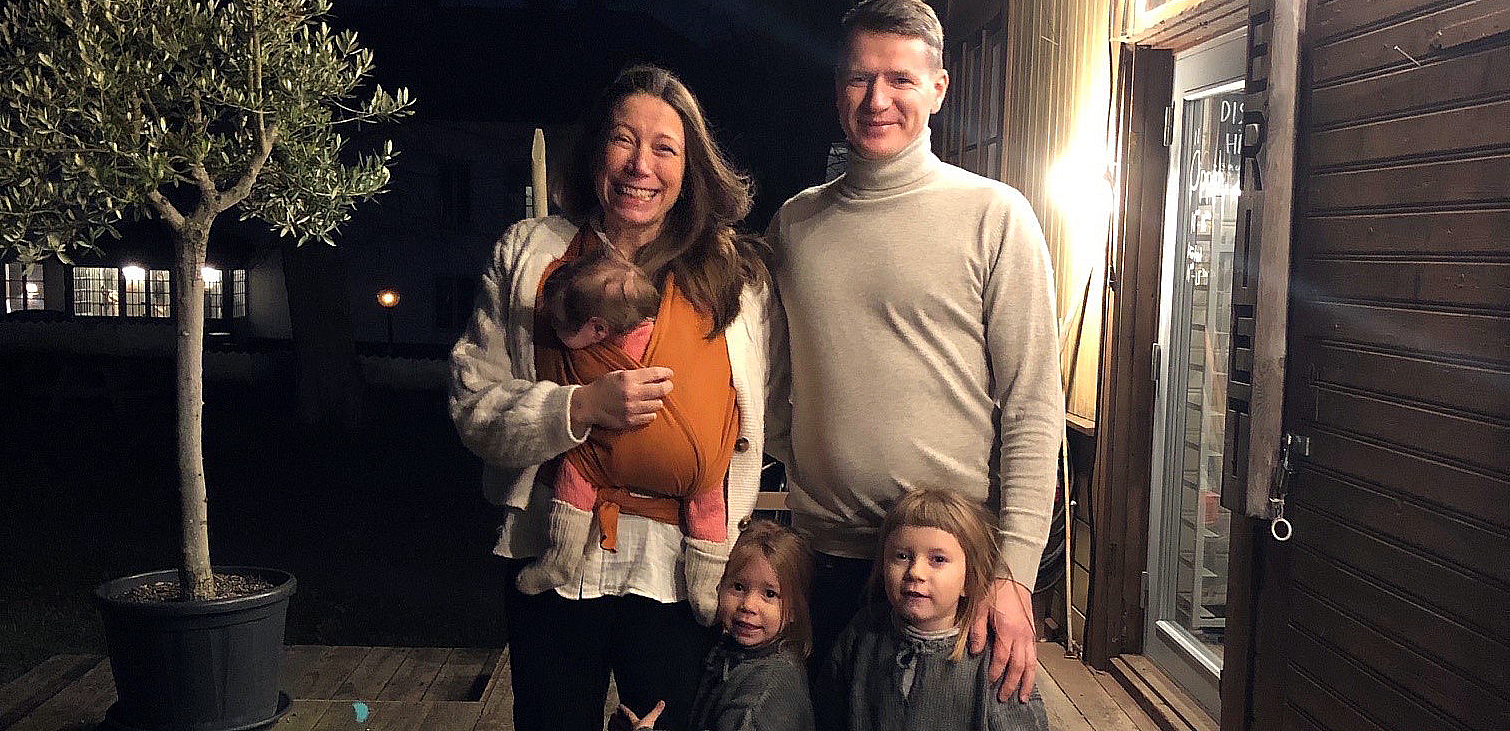 Familjen bestående av mamma Jessica Hallman, pappa Frøy Johanssen och barnen Rosa, Tiril och Idun flyttar in på Elfviks gård.