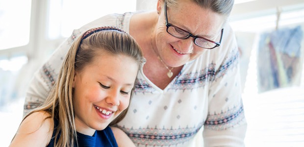 Elev och lärare som ser glada ut