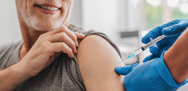 Person som får en vaccinspruta i armen