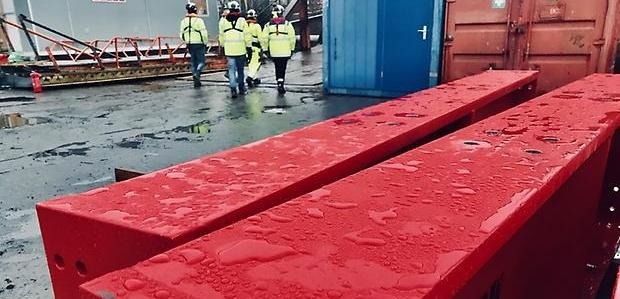 Stora röda stålbalkar ligger upplagda runt arbetsplatsen vid bron. Detta är delar av det formverk som nu börjat monteras på Ropstenssidan och på vilket Lilla Lidinböbrons vägbana ska anläggas.