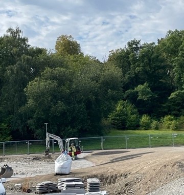 Avjämning för parkeringsyta och förberedelser för plantering av växter och
träd.