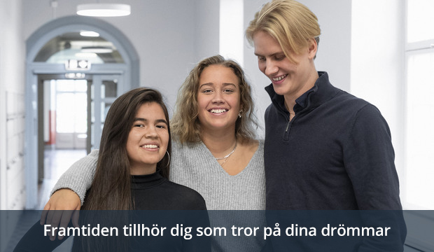 Tre studenter i korridor. Text: Framtiden tillhör dig som tror på dina drömmar