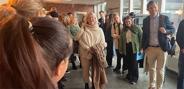 Socialtjänstminister Camilla Waltersson Grönwall (M) i en folksamling under sitt besök på Bodals skola.