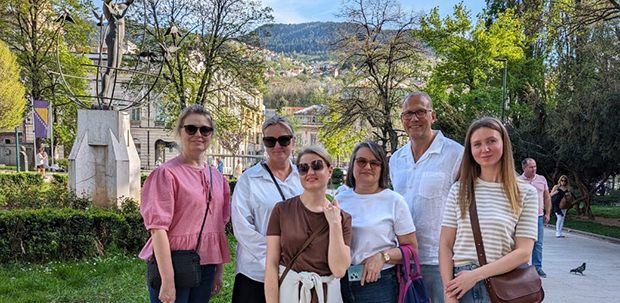 gruppfoto med sex personer i park med berg bakom. fr vänster: Sara Penje, utvecklingschef, Åsa von Strokirch, administrativ chef på lkf, Viktoria Kruta och Elmira Perepelytsia, båda i verkställande utskottet i Slavutas kommunfullmäktige, Daniel Broman, stadsdirektör Lidingö, Ivanna Kholod, strategisk utvecklingschef i Slavuta.