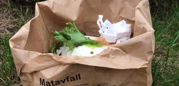 Papperspåse med matavfall i.