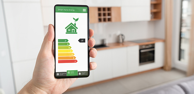 En mobiltelefon som
visar en app för energieffektivisering i hemmet.
