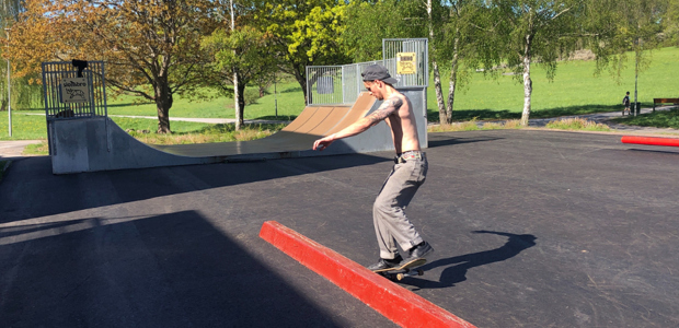 Skateåkare på banorna i skateparken. 