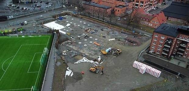 Drönarbild över området med hus en stor gräsplan och ett bygge.