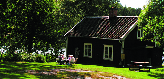 Fikande personer runt ett bord vid Hustegaholm