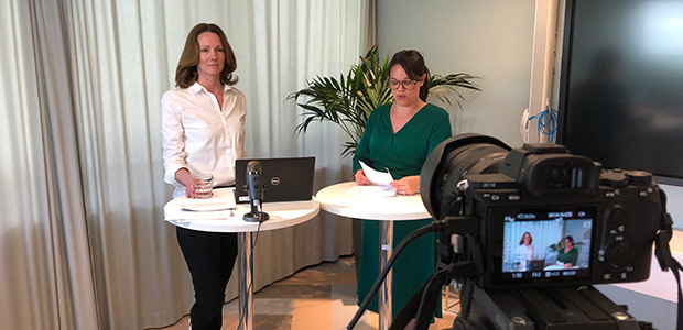 Lena Wennerklint och Therese Perner framför en kamera