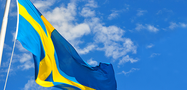 Svensk flagga mot blå himmel