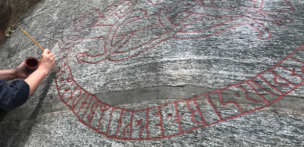 Runstenen i Askrike har fått ny färg på runorna.