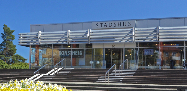 Stadshuset på Lidingö med rullstolsramp