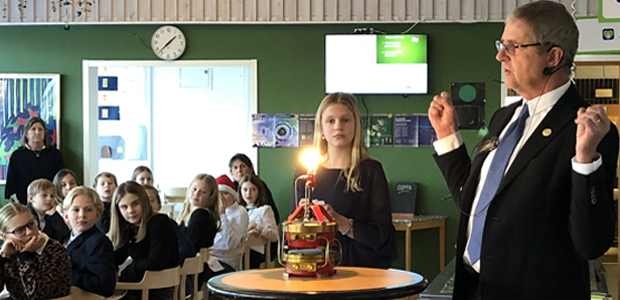 Ebba Dalén har precis tänt gasen i klippapparaten samtidigt som Göran Dalén berättar om Gustaf Daléns uppfinning.