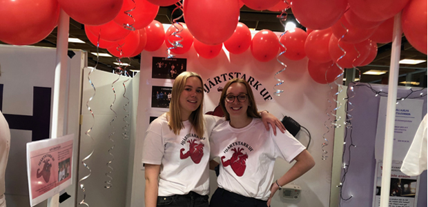 UF-företaget Hjärtstark UF framför sin monter med röda ballonger på den årliga entreprenörsmässan i Stadshuset