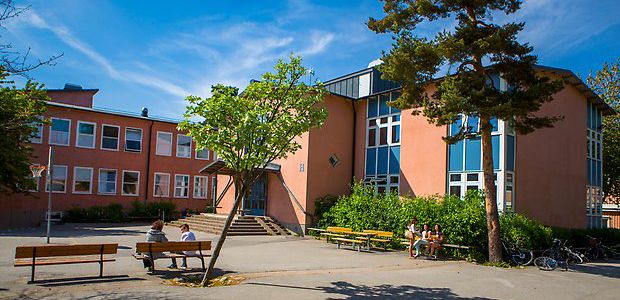 Vy över Torsviks skolgård och ena husbyggnad.