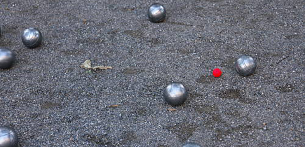 Boule bollar på en sandplan