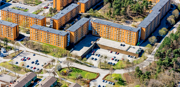 Flygbild över gula flerbostadshus