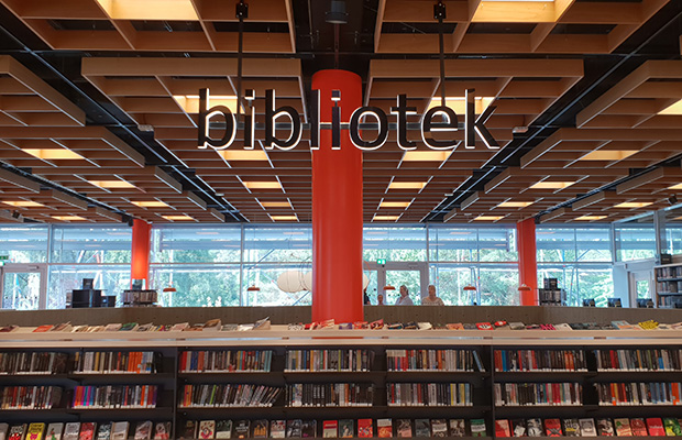 Bokhylla och skylt med texten "bibliotek"