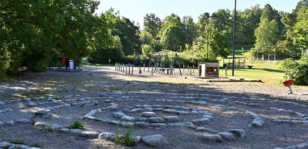 Den stenlagda labyrinten har många önskat behålla i ombyggnationen av Rudbodaparkens lekplats.