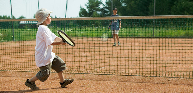 Genrebild tennisspelande barn