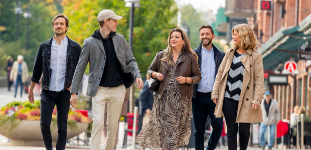 Genrebild grupp människor går i Lidingö centrum