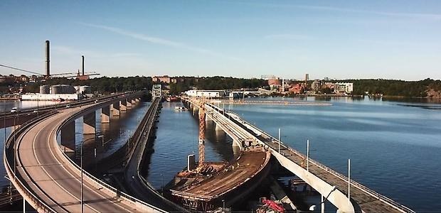 Flygvy över broar och vatten